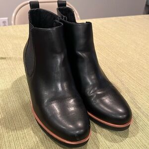 Aerosoles black faux leather wedge boot, size 10